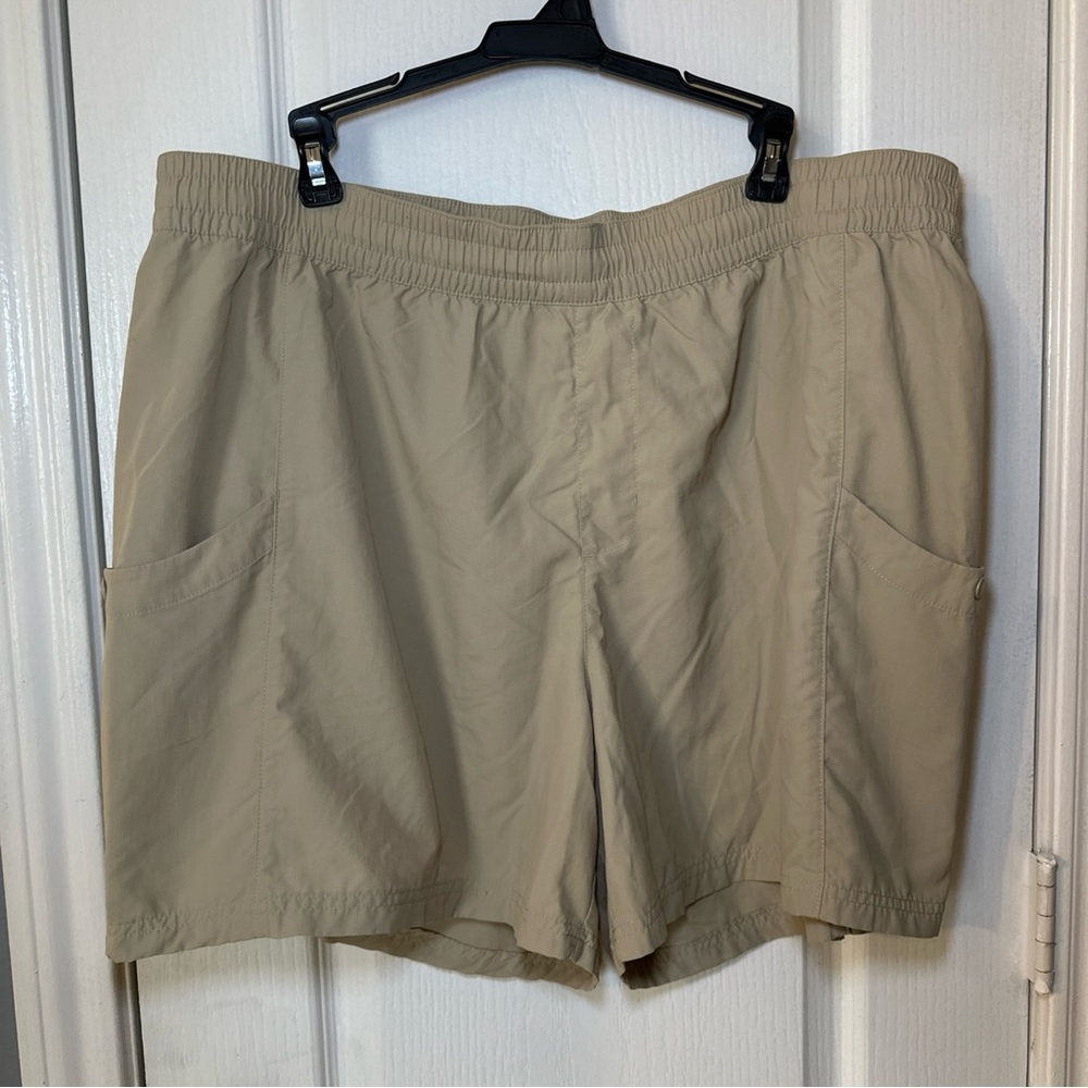 columbia shorts men’s size Xxl‎ Color Khaki With Pockets